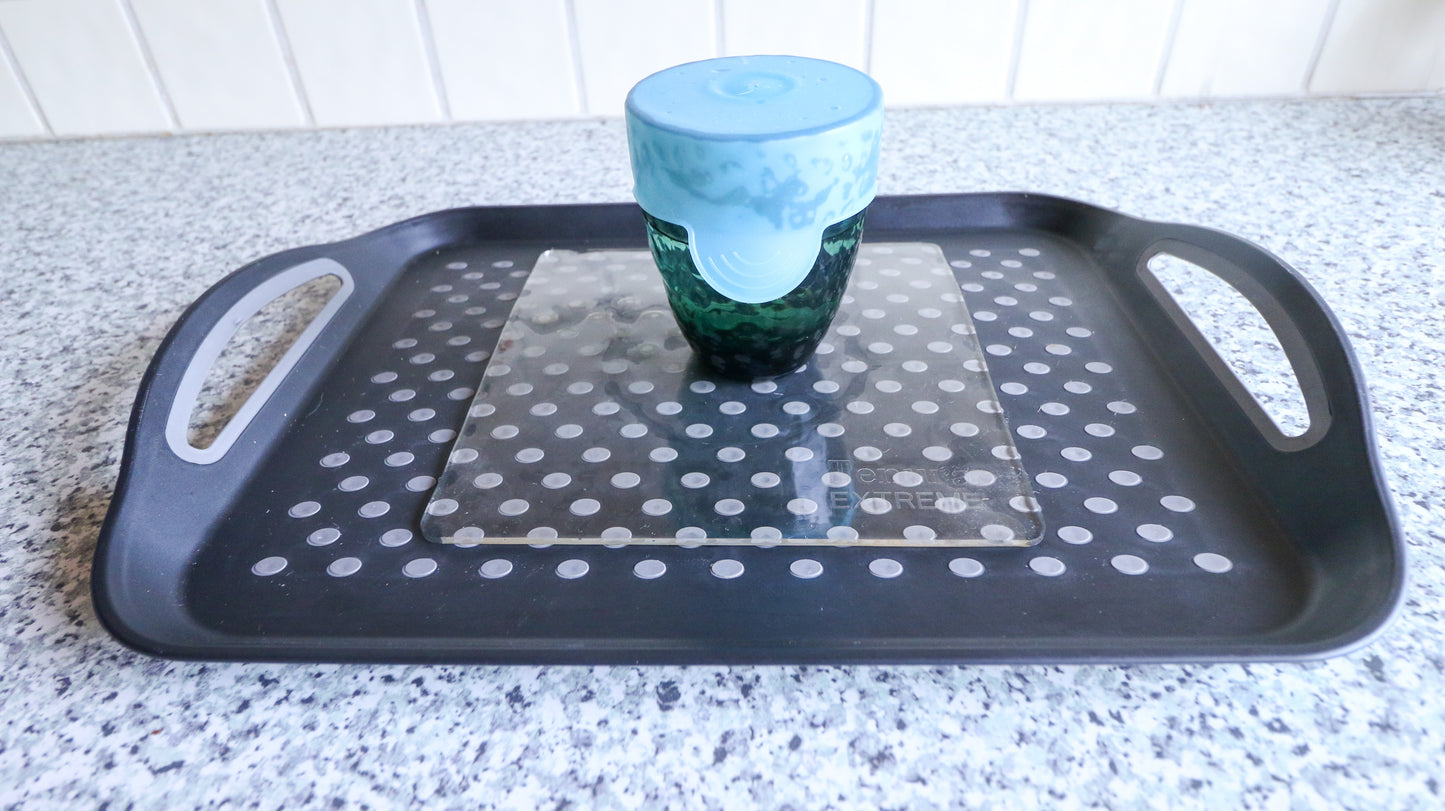 extreme grip on tray with cup with cup cap, no spill